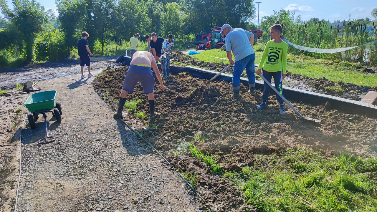 Brigáda - príprava na súťaž v love rýb  Brigáda - príprava na súťaž v love rýb
