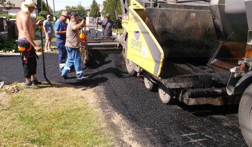Asfaltovanie - nový asfaltový koberec na cestách 