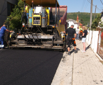 Asfaltovanie - nový asfaltový koberec na cestách